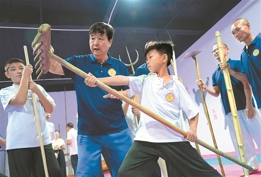 他自小在村, 上世纪 他自小在村, 上世纪