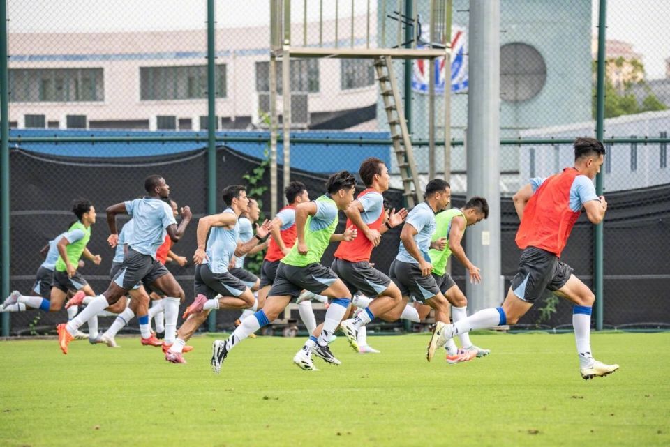 周五对阵青, 路易斯